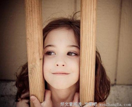 坐在路边鼓掌的人
