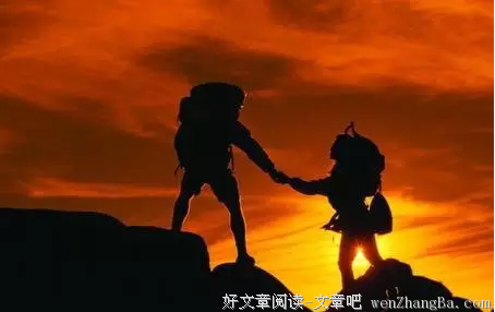 你从背后开枪打了我，我依然相信是枪走了火
