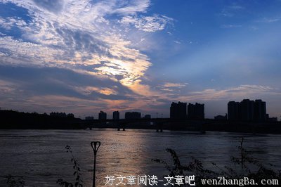 黄昏，我们去看水