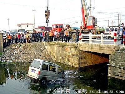 翻斗车下逃生