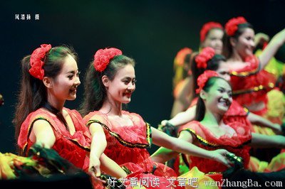 跳广场舞的女人