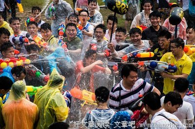 实拍女子被众男轮.流.围.攻!不要脸!