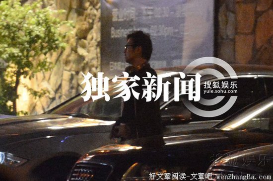 吃饭的时候，她突然当众脱掉nei裤，开始...