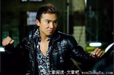 女儿被亲不开心，自己却把周杰伦亲到变形！出道27年，竟甘愿隐退