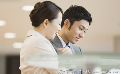 两女员工搞定领导后，一个升职，一个在晚上收到领导短信...