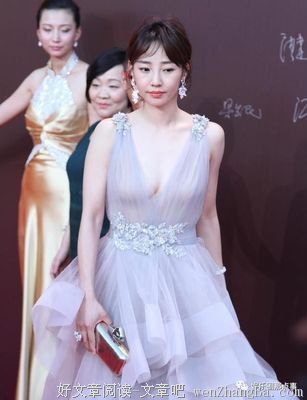 白百何出席活动遭后排男士斜视 网友：还有更大尺寸要不要！