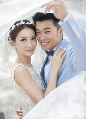 婚礼现场，老公竟背着我，偷偷签起伴娘的手....