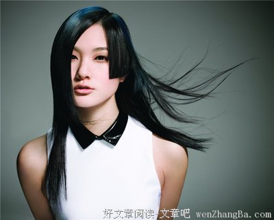 他做过酒吧歌手，当过银行职员，如今终于像他标志性的爆炸发型一