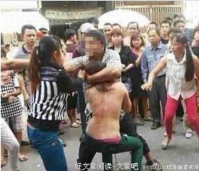 “你爸躺在地上，而你滚在小三床上”