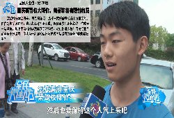 妻子因丈夫外遇当街砸车，用血手扇其耳光