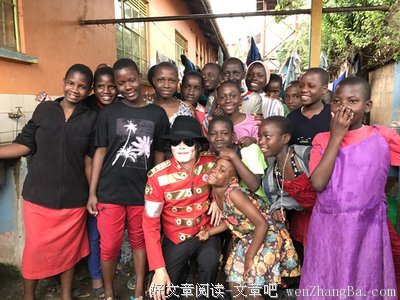从孤儿院到妓院，从列车劫匪到丐帮头目，他经历的苦难却帮他赢得