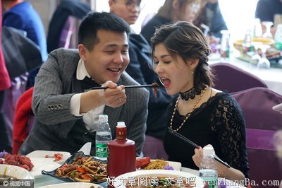 6岁俄罗斯女孩脱掉上衣后，所有人都惊呆了！