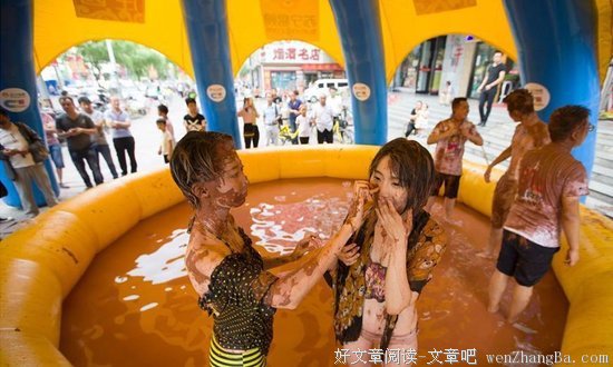 一听到前女友的声音，老公摔烂了手机iPad, 一脚踏空6格台阶....