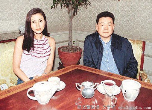 她曾比王菲还火，却险被丈夫害，如今53岁竟“包养”了3个小鲜肉？