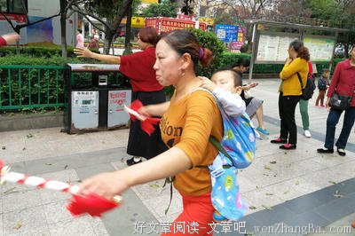 那位看孙子还被嫌弃的大妈，我劝你还是跳广场舞去吧