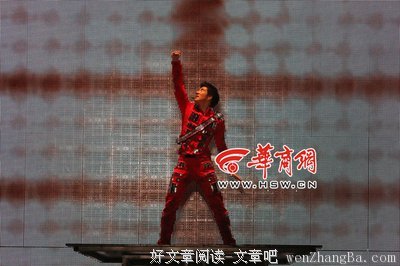 男子商场火力护妻：谁敢动我老婆？