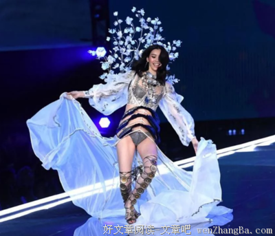 奚梦瑶维密秀摔倒了，原来高跟鞋是这样穿的，这么多年都穿错了！