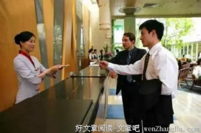 一对情侣退房时，女服务员指着床上的洞说......