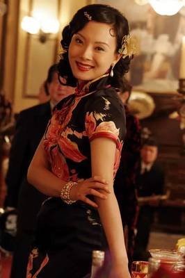 她是鹿晗的妈妈，气场不输范冰冰，是中国穿旗袍最美的女人！