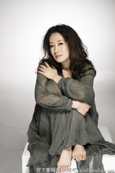 她是胡歌的大姐，撞脸马伊琍，演了20年主角都红不了，30岁为爱淡