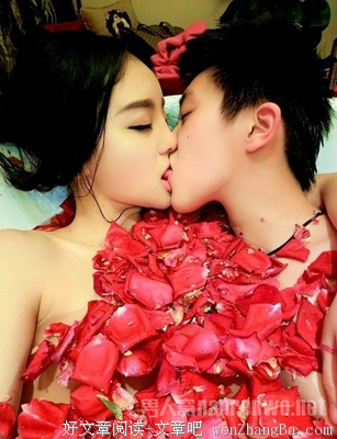 男生第一次接吻时手喜欢放哪里？