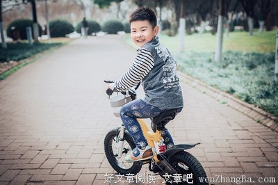 当大人像小孩时，小孩只得迅速长大