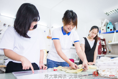 她双腿瘫痪 开三家网店养活一家人 | 中国人的一天