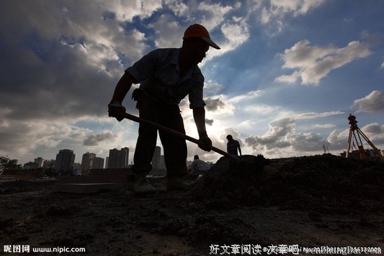 他终于放下傲慢与偏见，跪在这群农民工的面前