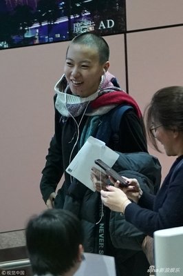 窦靖童剃光头，好看的人就是可以这么任性，不服气忍着！