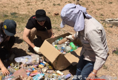 老人带着孙女自发在长江边捡垃圾 感动路人 | 最熟悉的陌生人