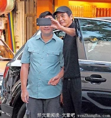 他是香港影帝，身家56亿全捐出，自己却只穿15元拖鞋，一生无儿无