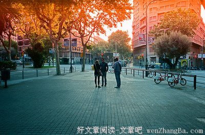 “刚才那女的谁啊？”