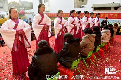 那位母亲不经意的行为，堪称一堂生动的课！