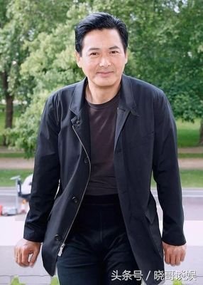 他系香港影帝, 身家56亿全捐出, 自己却只穿15元拖鞋, 一生无儿无