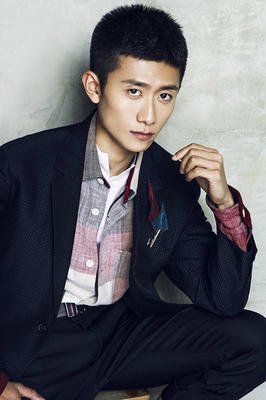 她是悲情童星，火过杨紫，被关晓彤抢走国民闺女名号，消失4年如今