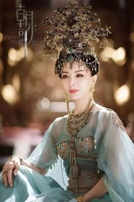 她是鹿晗的“妈妈”，黄磊的“初恋”，为黄晓明去当“交 际花”，
