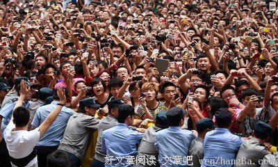 他娶了韩国最天然的美女，宋仲基也悄悄模仿他，连总统都主动跟他