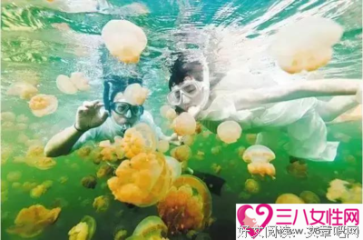 她去成千上万个世界里旅行过了