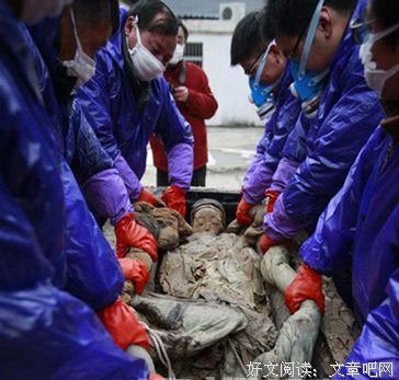 给女尸换衣服时掉进了棺材，结果…