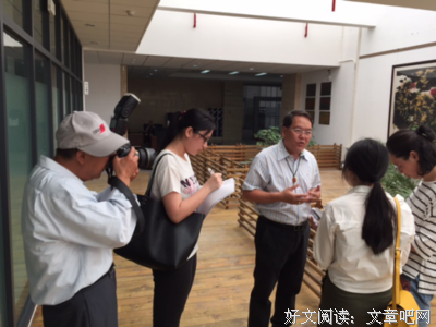 我有两杯酒，一杯敬故乡，一杯敬老友