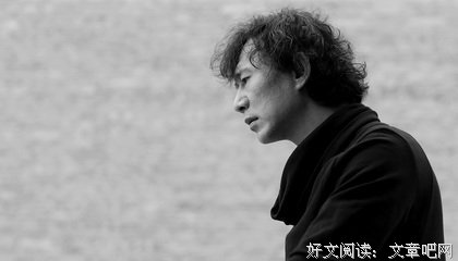 我陪我妈看了一次摇滚现场 | 正午·短章