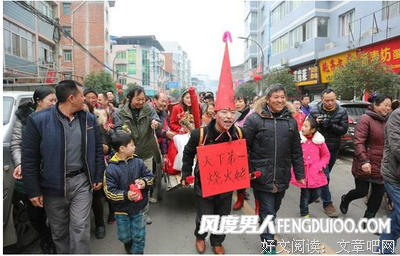 公公醉酒婚宴强吻儿媳：我儿子的女人，我亲一口怎么了？