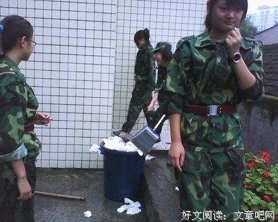 被老师罚打扫女.厕所，放学打扫的时候…