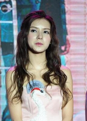 王思聪前女友豆得儿要出道？上快本脸都歪了​，网友说是整容过度