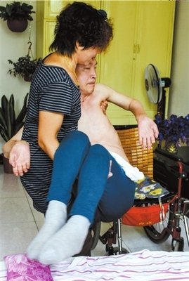 女，二婚，推开新房门，却发现老公还带了另一个女人....