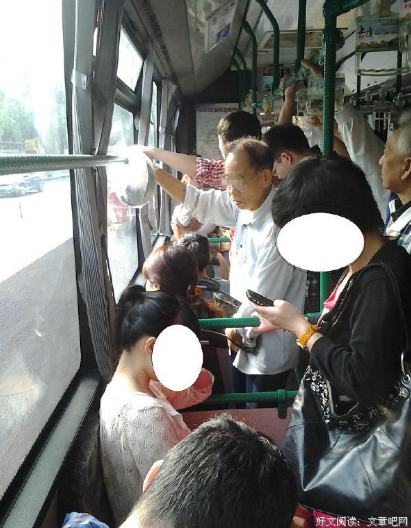 蹭胸摸屁股，对着女孩打飞机，公交色狼还没死绝？