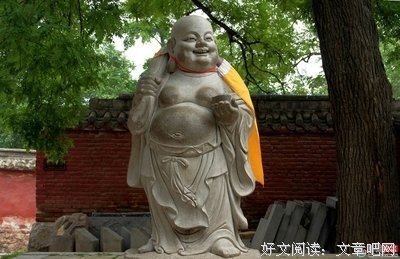 “不慌，吃个手先。”
