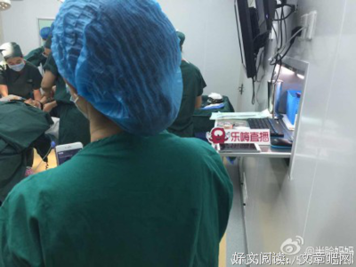 阅读量289万的微博热议话题：付出妈妈和“获得者”儿子之间的爱恨
