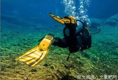 老板说：男浴池10元，女浴池100元，男的果断交了100块，结果…