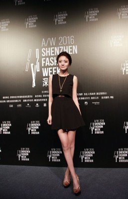 离开穷小子后，她被现男友绿了